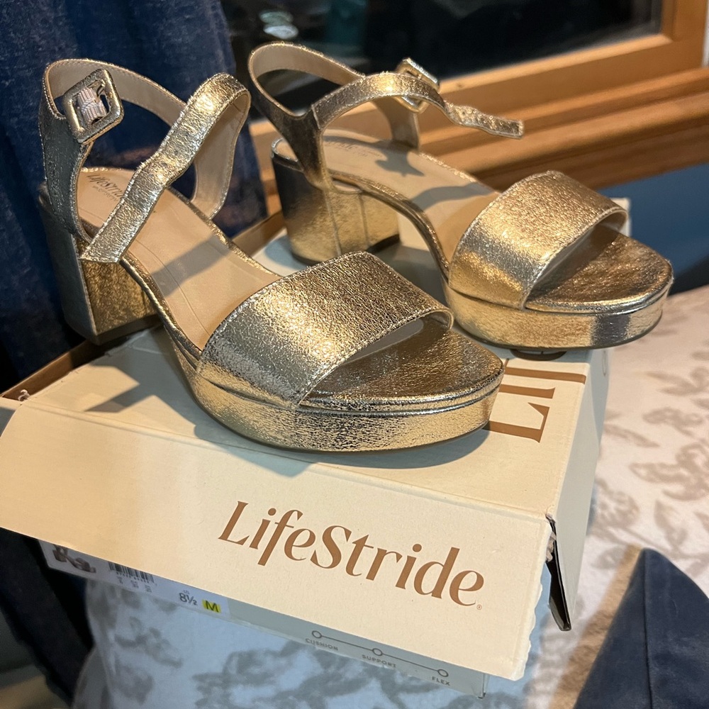 Lifestride Rhythm Women's Gold Platform Sandals. NEW